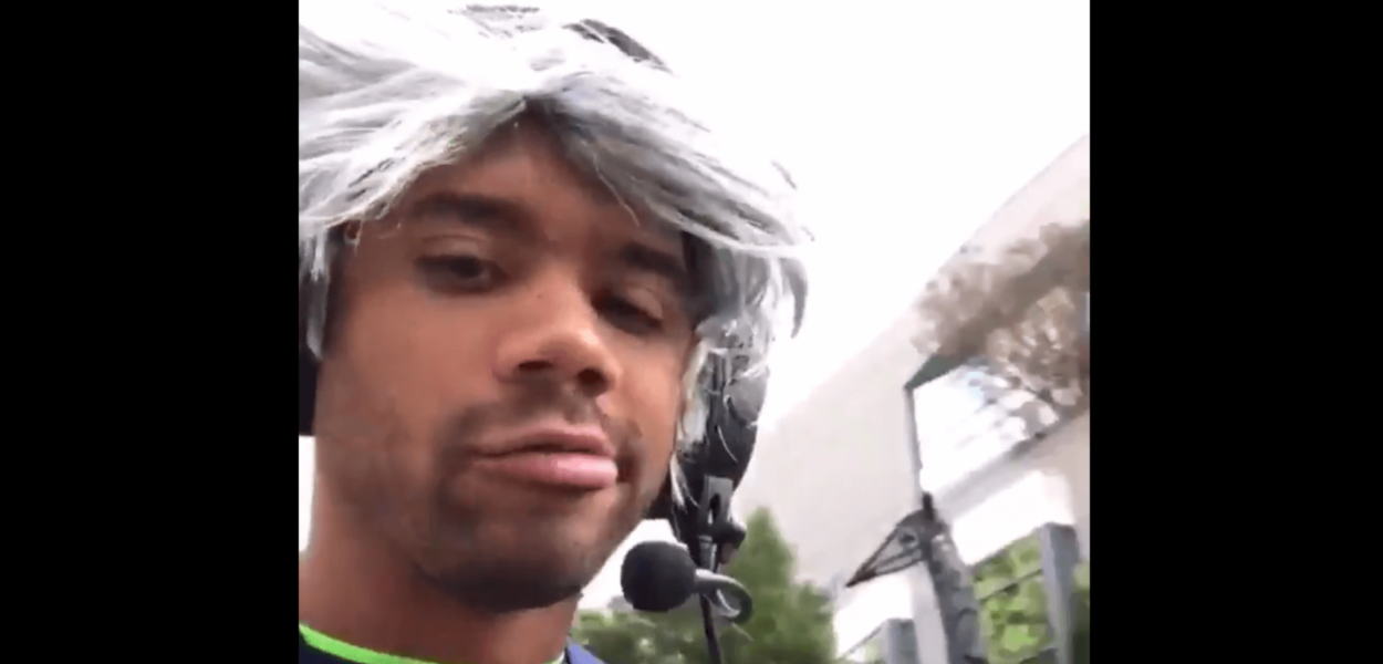 Russell Wilson se déguise en Pete Carroll pour Halloween