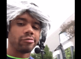 Russell Wilson se déguise en Pete Carroll pour Halloween