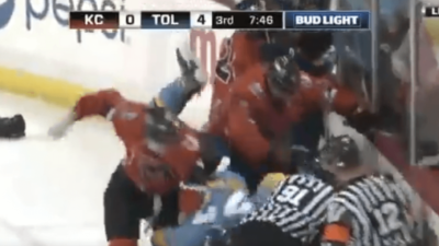 Baston générale en ECHL, même les gardiens s’y mettent