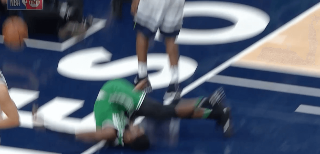 Grosse chute pour Jaylen Brown mis KO, évalué pour commotion
