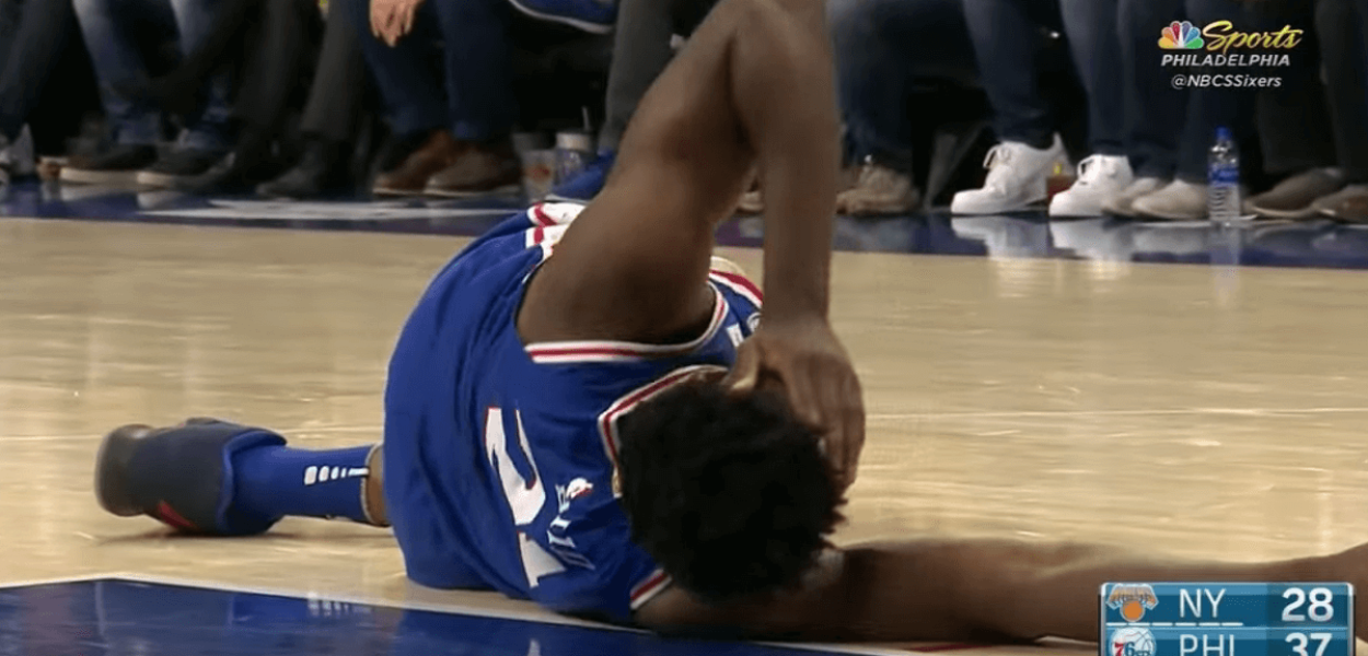 Joel Embiid se blesse face aux Knicks, envoie une photo de l’hôpital