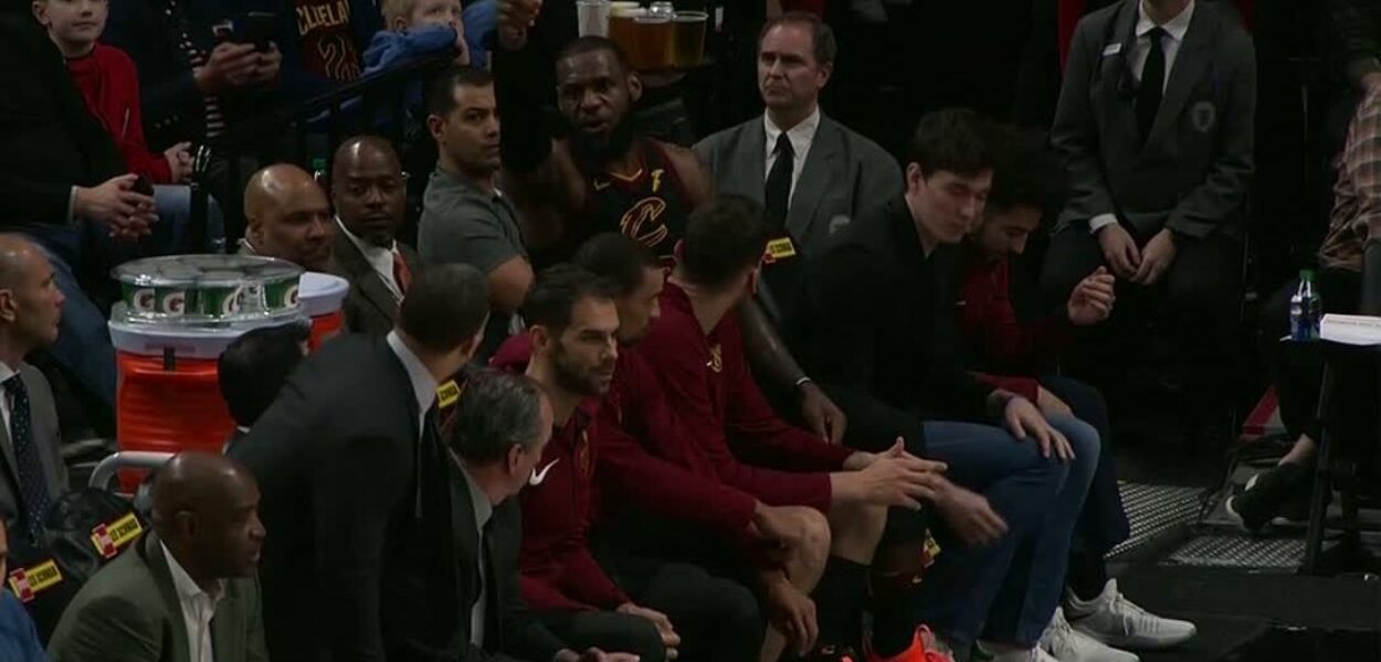 L’embrouille entre LeBron James et Tyronn Lue pendant le match