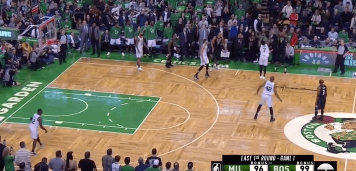 Rozier envoie le 3 points à 0.5s, Middleton répond au buzzer