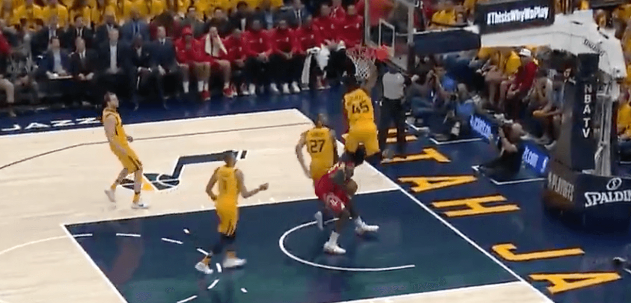 Donovan Mitchell part au contre…saute par dessus Capela