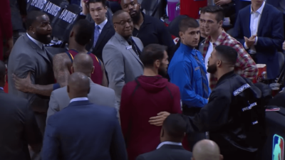 Drake se chauffe avec Kendrick Perkins pendant le Game 1