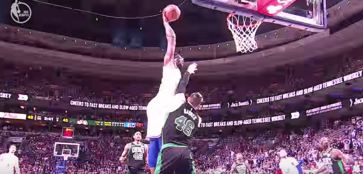 Ben Simmons claque la passe dans le dos, Embiid démonte Baynes