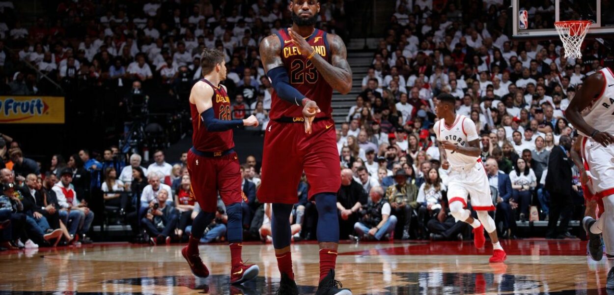 LeBron James intouchable pour le Game 2 et les Cavs dominent Toronto !