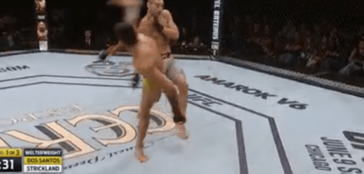 Façon capoeira, dos Santos claque le KO avec un wheel kick de l'espace
