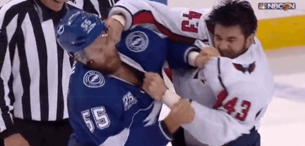 Énorme baston lors du Game 7 entre le Lightning et les Capitals