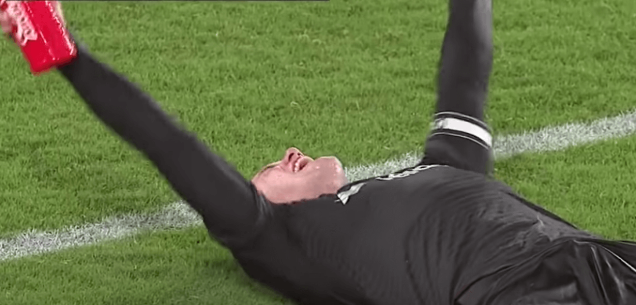 Sauvetage et passe décisive de 40m - l'action magique de Wayne Rooney à la 96e