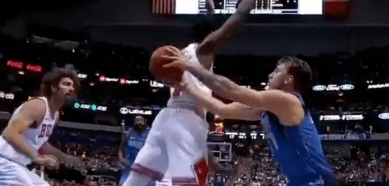 Luka Doncic fait la totale à Justin Holiday, les Mavs gagnent encore !