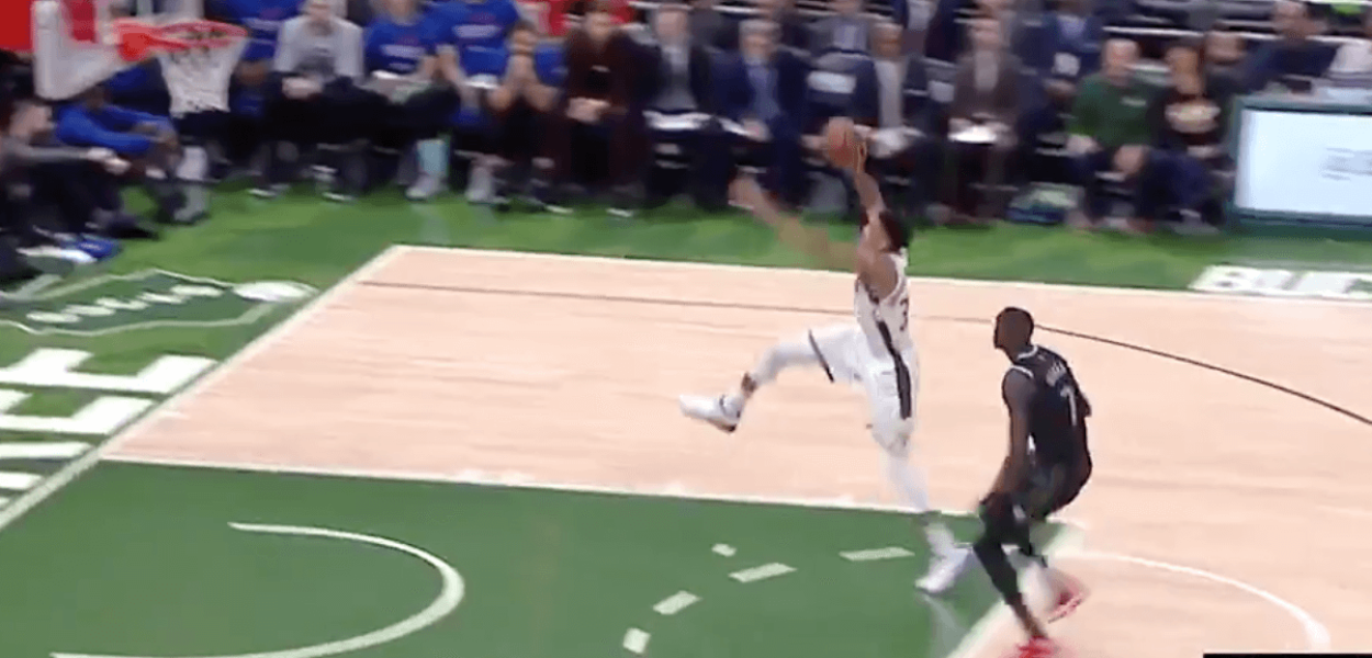 NBA Playoffs - Giannis dunke quasiment de la ligne de lancer, les Bucks régalent