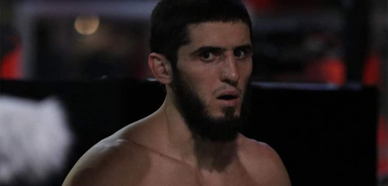 Islam Makhachev a refusé Rafael dos Anjos