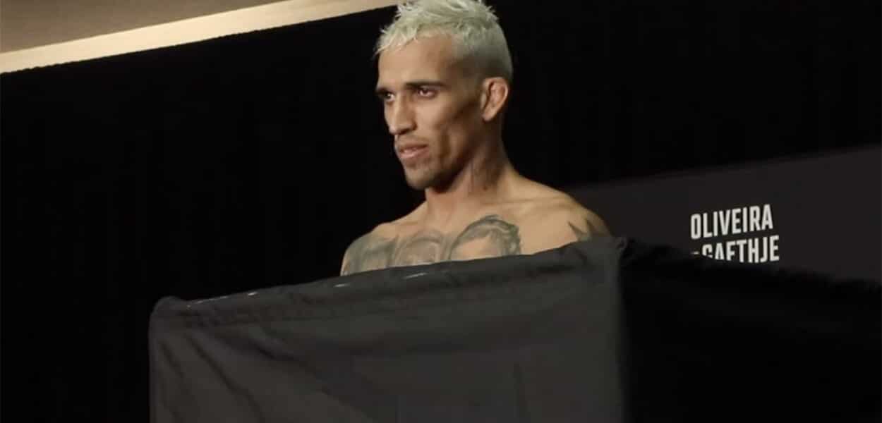 Charles Oliveira pesee UFC 274